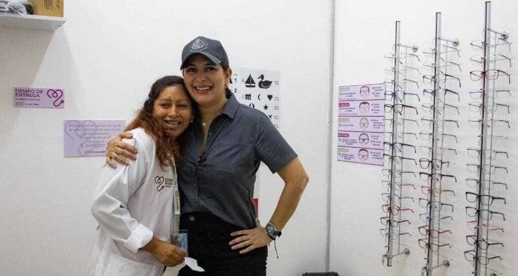 Más de 5 mil 600 medicamentos y 900 lentes gratuitos ha entregado “Salud Sin Tanto Choro” en 60 días en Playa del Carmen