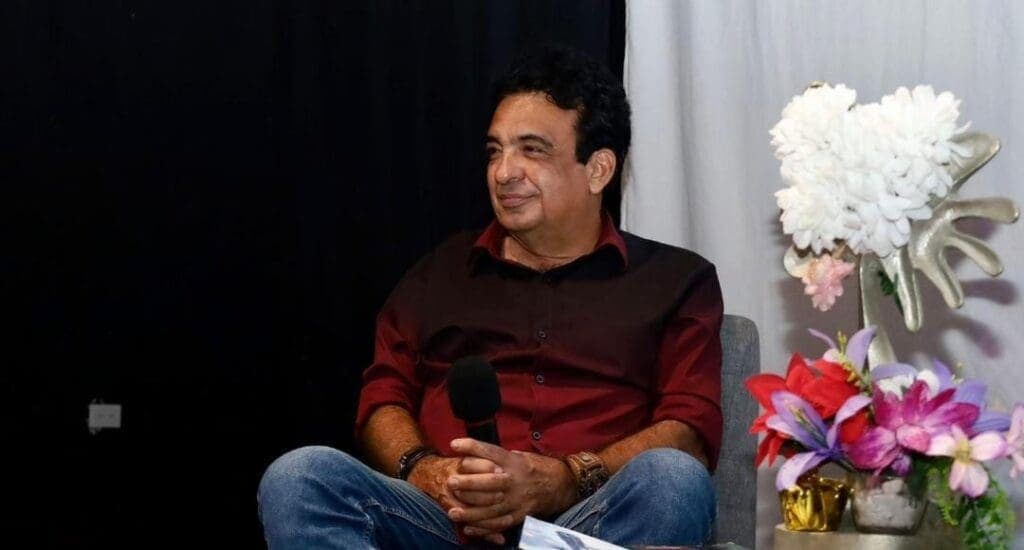 “Noche de café y poesía” en Playa del Carmen recibe a Agustín Labrada y sus versos