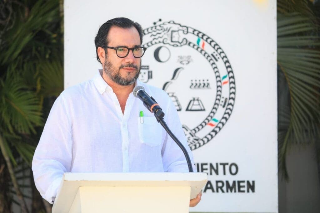 Nuevo Tesorero de Playa del Carmen cumple en tiempo y forma con bono a policías