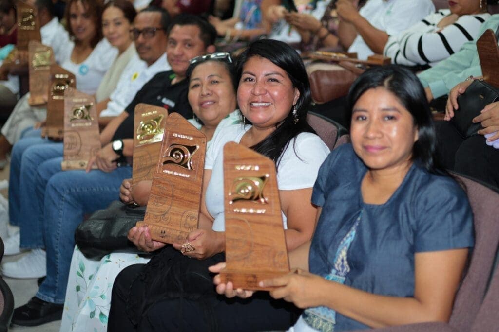 Reciben distintivo "Hecho en Quintana Roo" artesanos y productores playenses