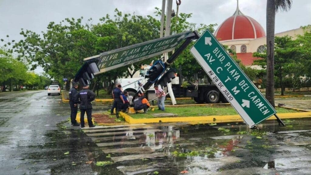 Semáforos afectados, árboles caídos y algunas zonas sin luz en Playa del Carmen tras el paso de "Beryl"