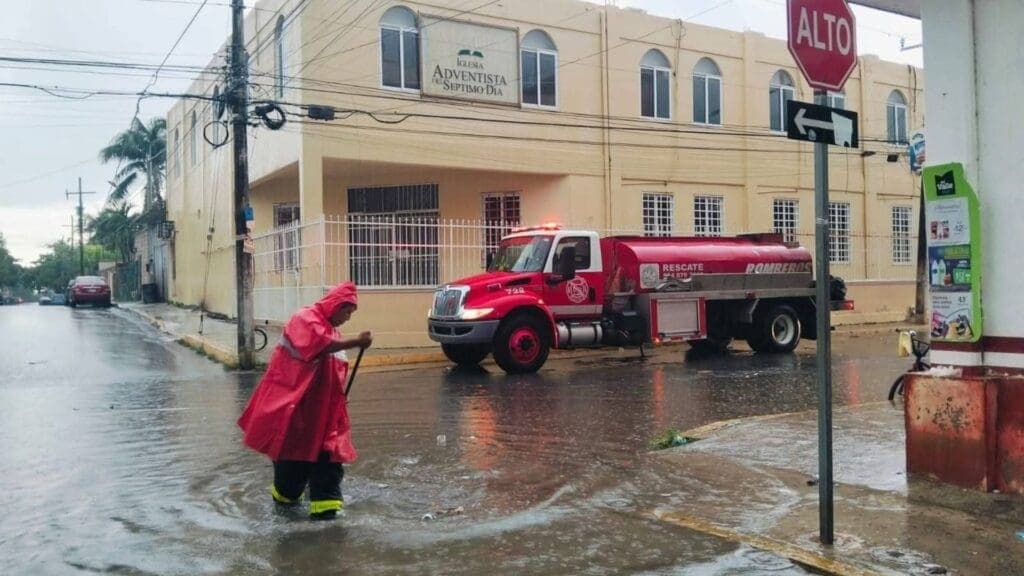 Ayuntamiento de Playa del Carmen intensifica labores de limpieza y desazolve por lluvias
