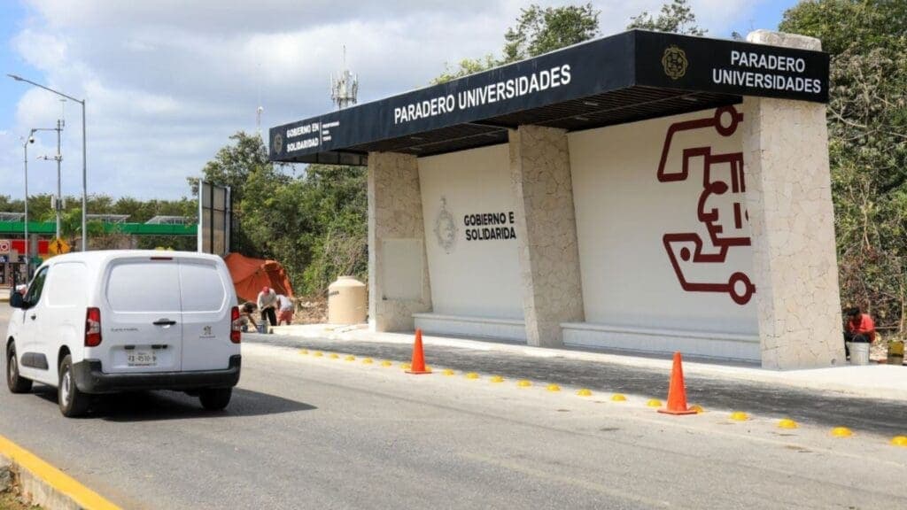 Dignifica Estefanía Mercado paraderos de transporte público de Playa del Carmen