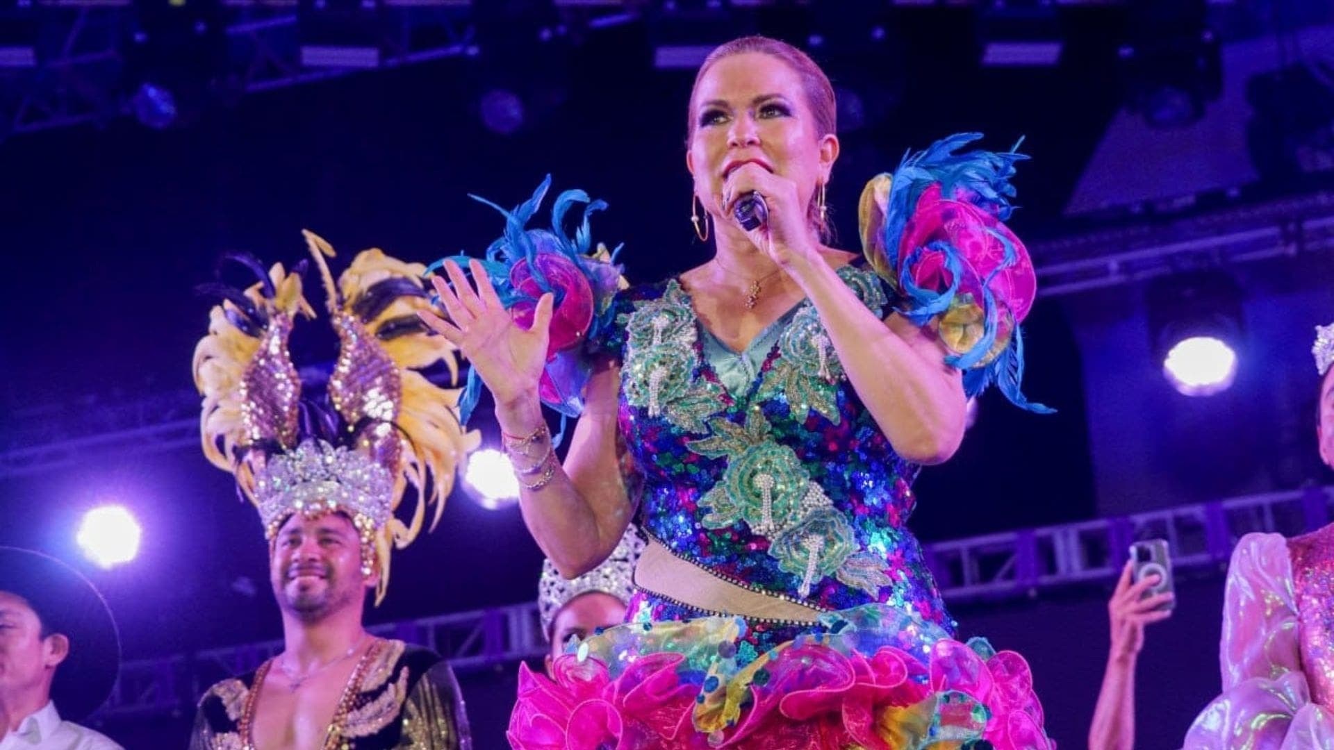 Exitoso carnaval; Lili Campos muestra el músculo y atrae hasta 22 mil personas por noche en Playa del Carmen