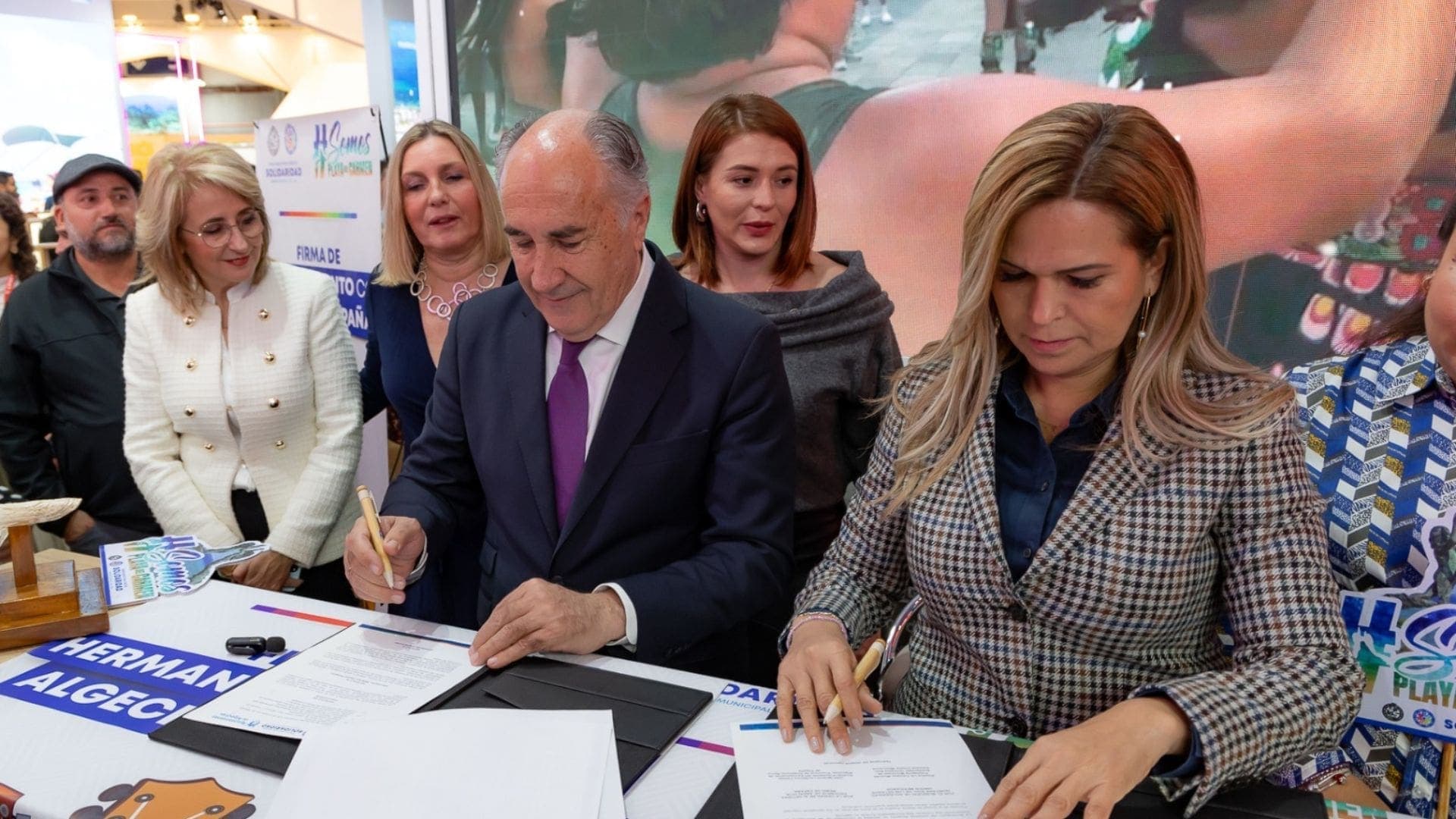 Lili Campos firma el hermanamiento de Playa del Carmen con Algeciras, tierra natal de Paco de Lucía