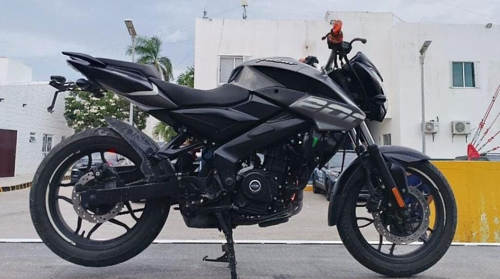Policías de Playa del Carmen aseguran motocicleta con reporte de robo