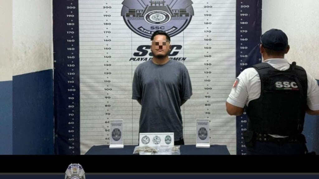 Sujeto es captado infraganti vendiendo marihuana y es detenido en Playa del Carmen