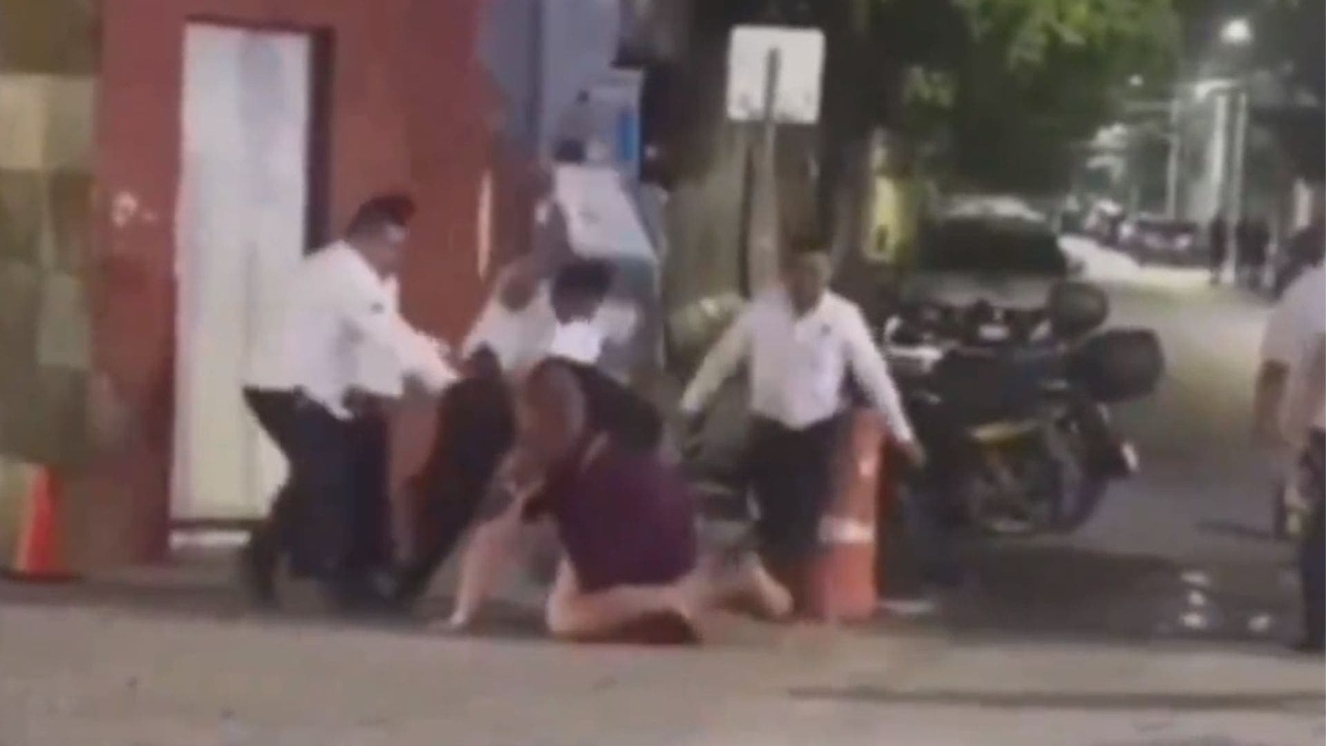 Taxistas de Playa del Carmen golpean a sujeto afuera del Coco Bongo mientras su pareja trata de cubrirlo