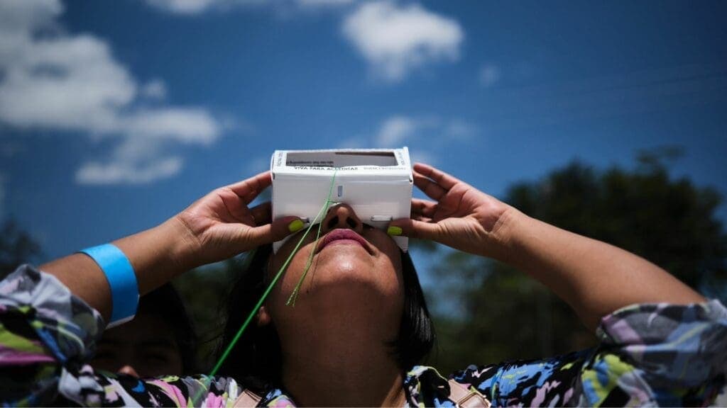 Turistas y locales disfrutaron del eclipse en Playa del Carmen