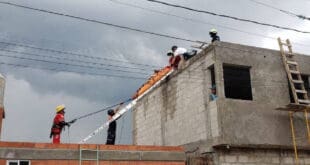 Albañil sufre quemaduras, al caer sobre cables de alta tensión en Playa del Carmen
