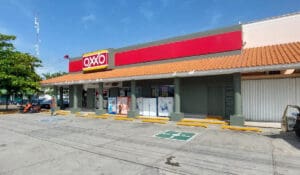 Amenaza hombre con lanzar bomba molotov en un Oxxo de Playa del Carmen