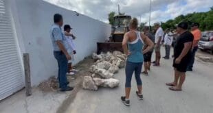 Autoridades retiran piedras que obstruían el acceso a Xcalacoco en Playa del Carmen