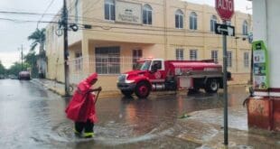 Ayuntamiento de Playa del Carmen intensifica labores de limpieza y desazolve por lluvias