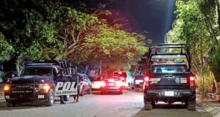 Balean una camioneta en el fraccionamiento Mundo Hábitat de Playa del Carmen