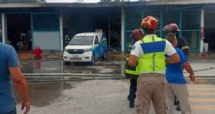 Bomberos de Playa del Carmen sofocan incendio en bodega de refrigeración