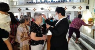 Católicos acuden a las iglesias de Playa del Carmen en busca de la ceniza