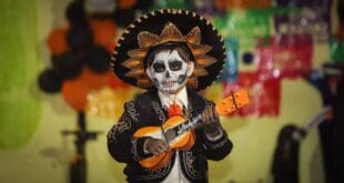 Con catrinas, calaveras gigantes y ofrendas recibe Playa del Carmen a turistas en el Día de Muertos