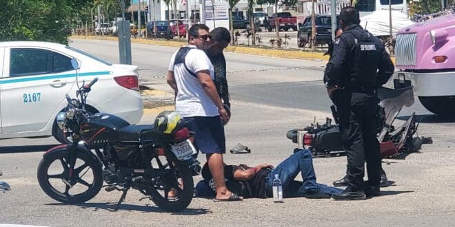 Conductora se pasa el alto y arrolla a motociclista en Playa del Carmen