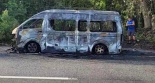 Consume incendio van de transporte público en Puerto Aventuras, por un aparente corto circuito 