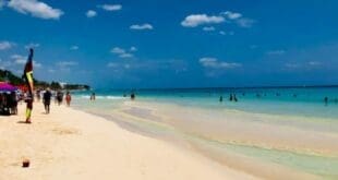 Costas libres de sargazo reciben a los vacacionistas en Playa del Carmen durante Semana Santa