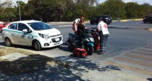 Derriba taxi a motociclista tras corte de circulación en Playa del Carmen