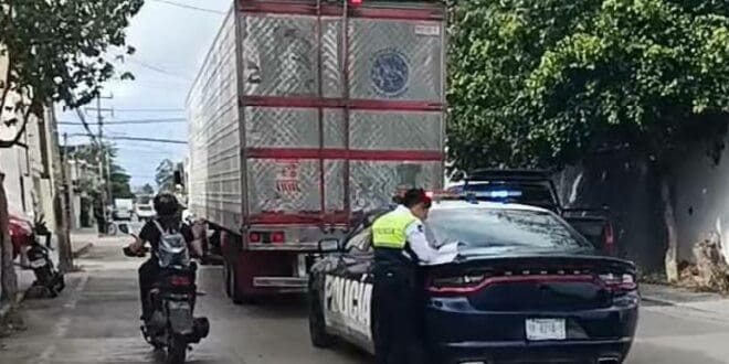 Derriba tráiler cableado en la colonia Gonzalo Guerrero de Playa del Carmen