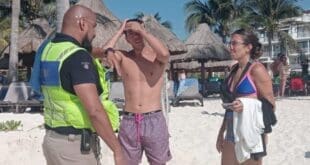 Elementos de Protección Civil de Playa del Carmen rescatan a turistas arrastrados por el viento y el oleaje al practicar pádel surf