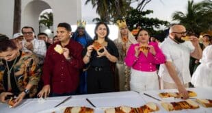 Estefanía Mercado encabeza corte de monumental Rosca de Reyes de 2.5 kilómetros en Playa del Carmen