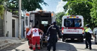 Extranjera le clava cuchillo en cuello a compañera y se lanza de tercer piso, en Playa del Carmen