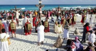 Extranjeros podrían participar en viacrucis de Playa del Carmen por primera vez