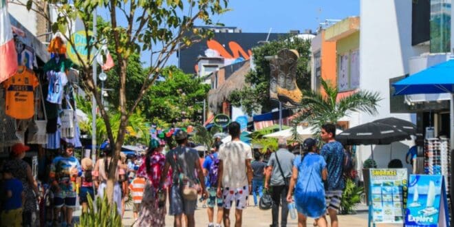 Muchos turistas, pero pocas ventas para comerciantes del centro de Playa del Carmen