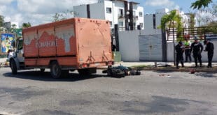 Par de motociclistas chocan contra parte trasera de un camión en Playa del Carmen; uno muere y otro sale herido