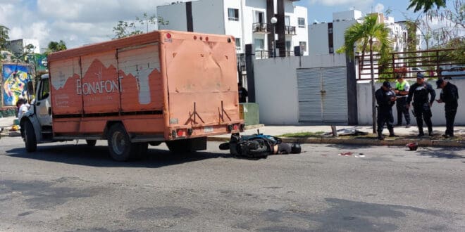 Par de motociclistas chocan contra parte trasera de un camión en Playa del Carmen; uno muere y otro sale herido