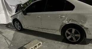 Patrulla policiaca choca contra carro y se da a la fuga