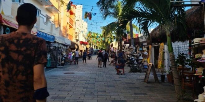 Pintarán adocreto de la Quinta Avenida de Playa del Carmen para darle una nueva imagen