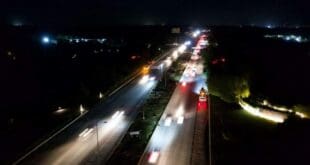 Playa del Carmen iluminada; comenzó la instalación de 160 postes y 320 lámparas en los accesos al destino