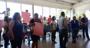 Protestan trabajadores de Walmart, en Playa del Carmen; exigen pago de bono y horas extras