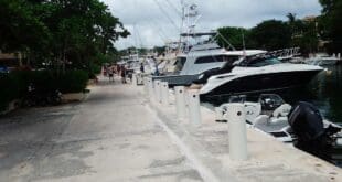 Rescatan embarcación a la deriva cerca de Puerto Aventuras