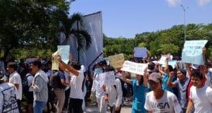 Se manifiestan estudiantes de la UT en Playa del Carmen