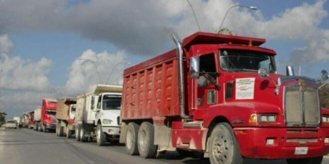 Sindicatos de volqueteros se pelean por obras en Playa del Carmen