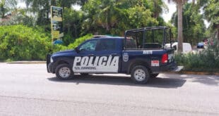 Taxistas ponchan llantas de transportista federal, afuera del hotel Vidanta