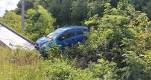 Termina vehículo entre la maleza tras chocar contra taxi en el tramo Playa del Carmen-Tulum