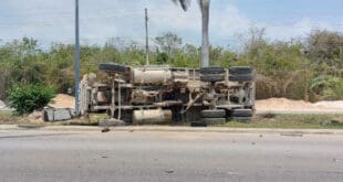 Volcadura en Playa del Carmen deja un lesionado