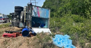 Vuelca camioneta en carretera por Punta Venado; hay una lesionada