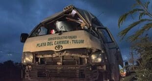 Vuelca van en la vía de Playa del Carmen a Tulum luego que le explotara una llanta; hay varios lesionados