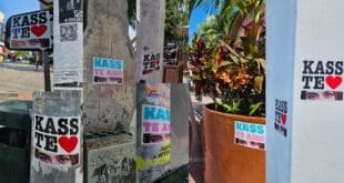 ¡Ya perdónalo Kass! Playense llena de MIL stickers toda la ciudad para poder reconciliarse con su novia